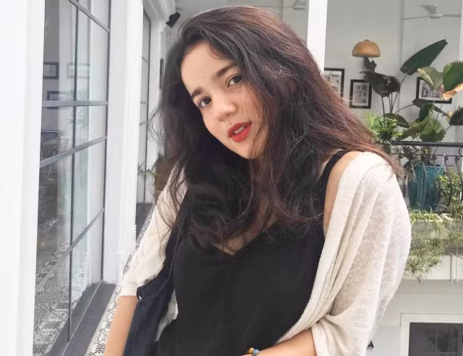 Cựu nữ sinh THPT Cầu Giấy (Hà Nội) có dáng vóc hơi tròn trịa nhưng thập phần đáng yêu. Do làm người mẫu ngoài giờ học nên Kiều Nga thường phải trang điểm.