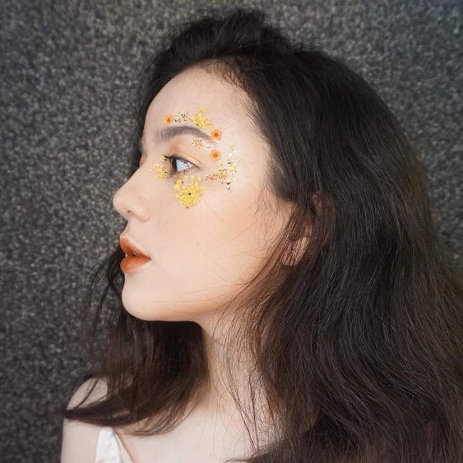 Tuy nhiên cũng tùy vào hoàn cảnh thực tế, lúc thì Kiều Nga trang điểm nhẹ nhàng như nàng thơ, lúc thì trang điểm đậm hoặc cá tính, tùy theo yêu cầu.