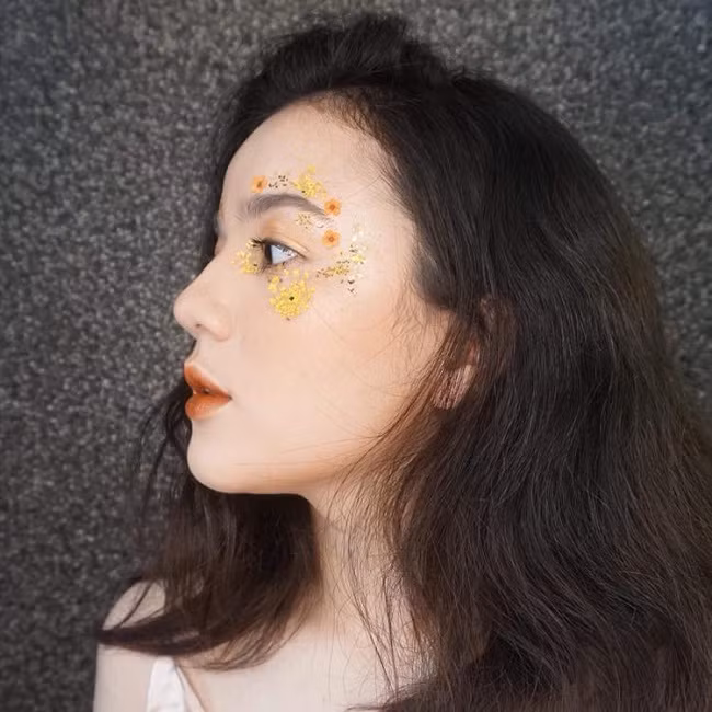 Tuy nhiên cũng tùy vào hoàn cảnh thực tế, lúc thì Kiều Nga trang điểm nhẹ nhàng như nàng thơ, lúc thì trang điểm đậm hoặc cá tính, tùy theo yêu cầu.