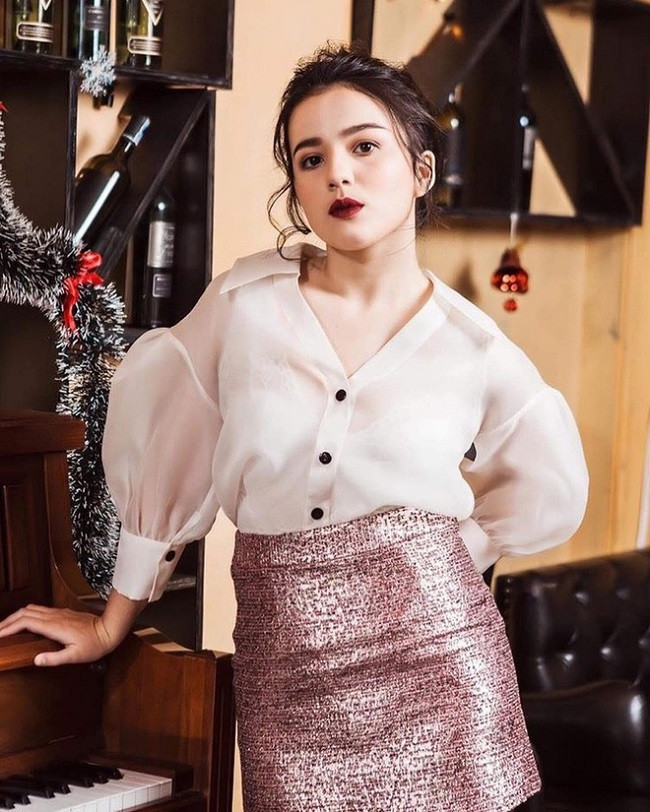 Khi trang điểm đậm, Kiều Nga sẽ trông trưởng thành hơn tuổi thật của mình.