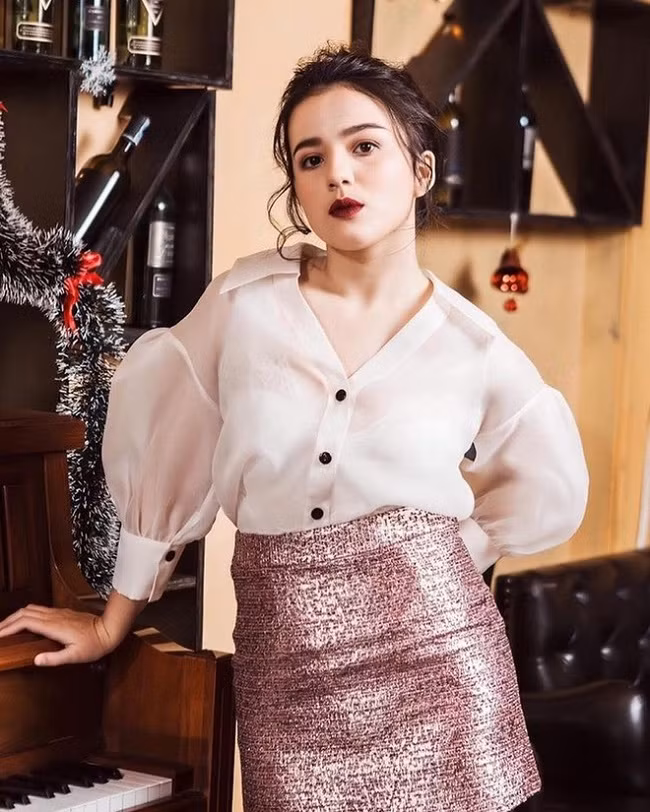 Khi trang điểm đậm, Kiều Nga sẽ trông trưởng thành hơn tuổi thật của mình.