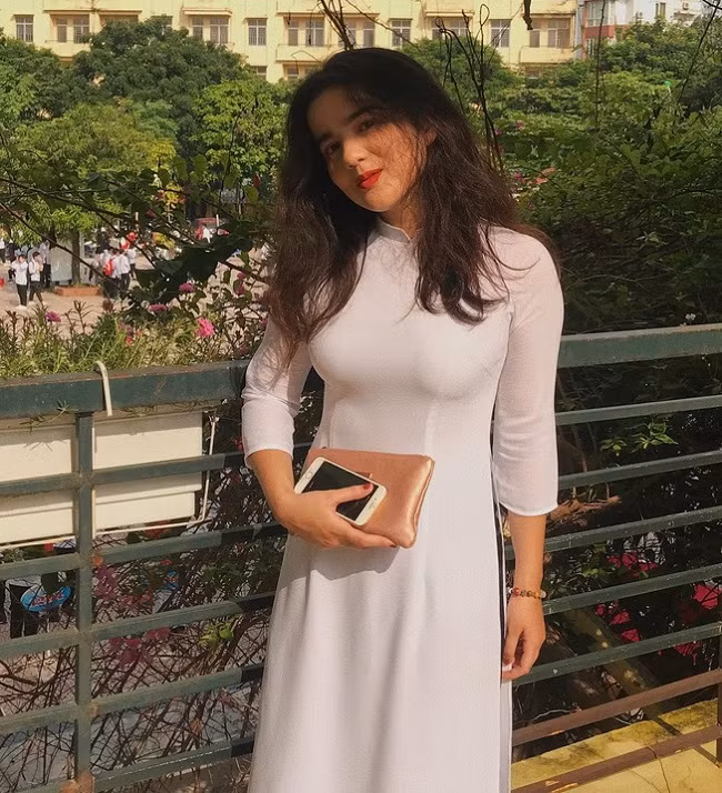 4. Nguyễn Serova Kiều Nga (sinh năm 2001) mang trong mình 2 dòng máu Việt - Nga nên vẻ ngoài có nhiều nét đặc biệt. Đường nét trên gương mặt được nhiều người ví như búp bê.