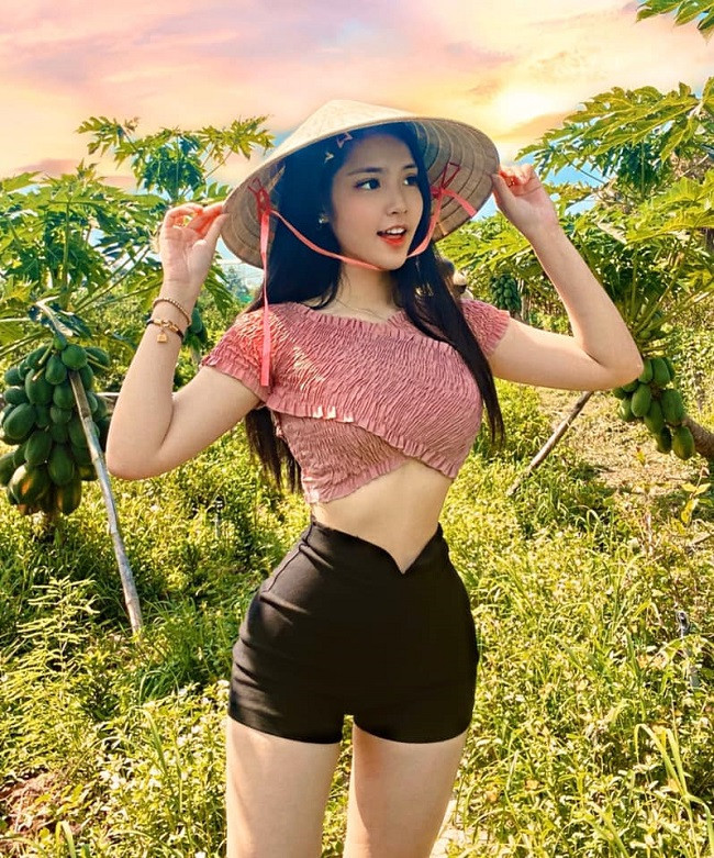 Làm mẫu ảnh mang lại thu nhập ổn định cho Đoan Nghi. Cô được chi trả khoảng 500.000 - 700.000 cho mỗi bộ quần áo khi chụp.