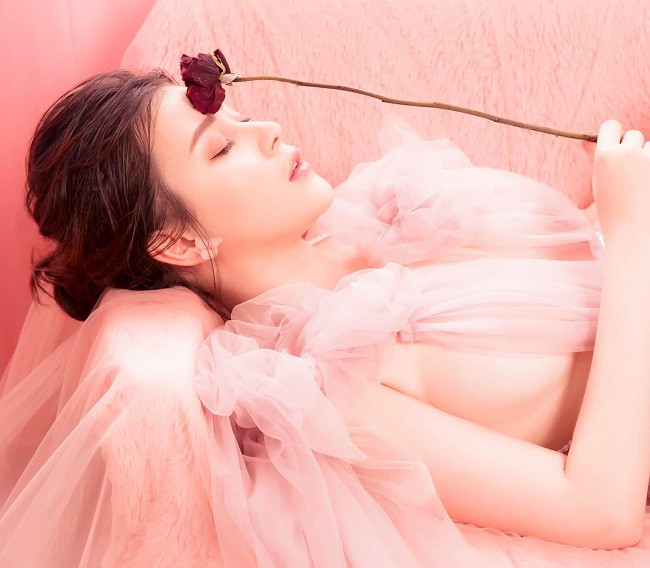 Tự nhận bản thân may mắn có làn da đẹp bởi Nhật Anh chăm sóc da không đều đặn, hôm có hôm không. Đây cũng là điều nữ sinh 10X được thừa hưởng gen từ bố mẹ.