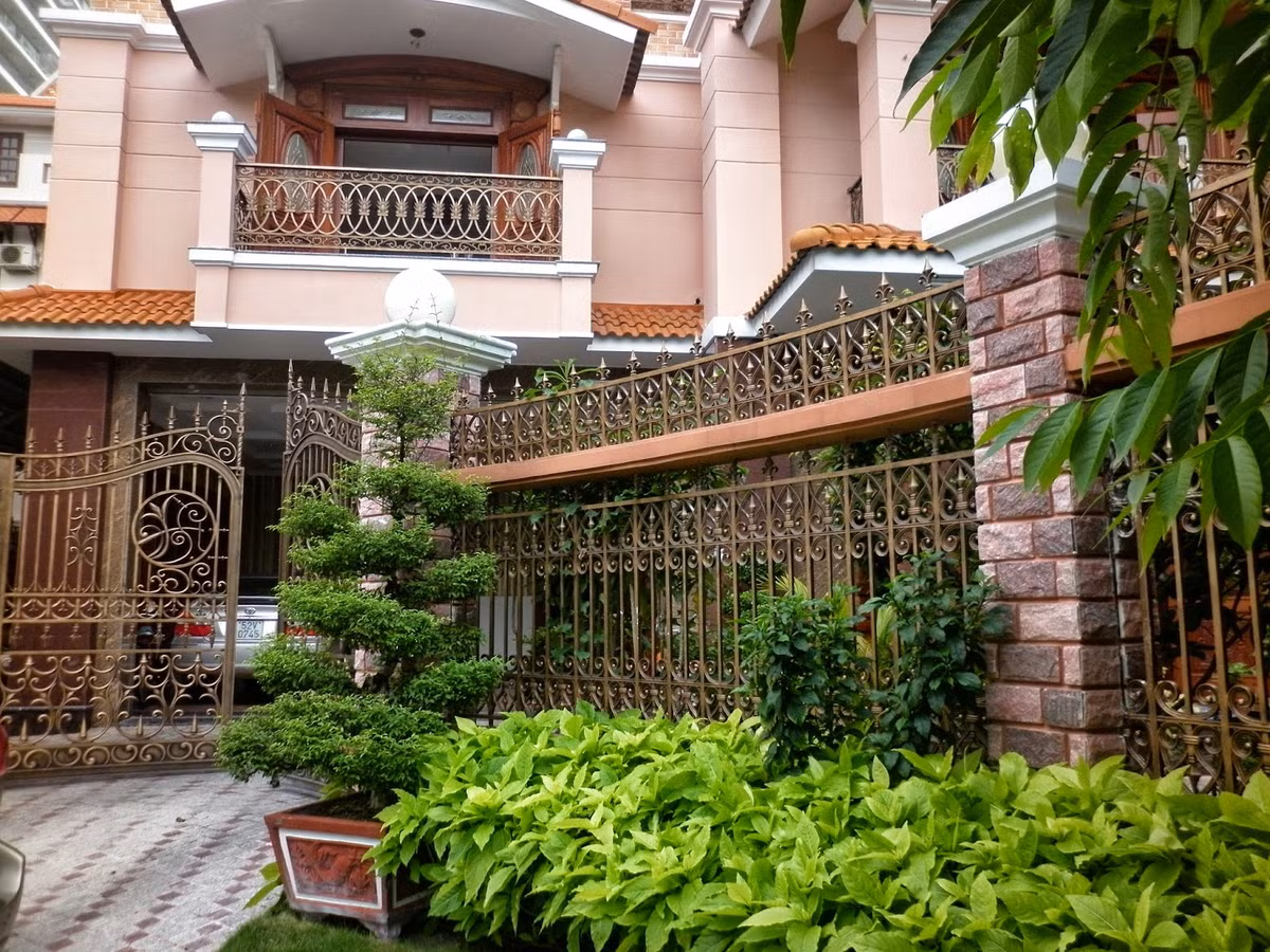 Nếu cửa làm bằng kim loại, gia chủ nên chọn những loại cây cảnh thân mềm dẻo, lá nhỏ và xum xuê tượng trưng cho hành Thủy, bởi khi cửa làm bằng kim loại thì yếu tố Kim sẽ lấn át, mà hành Kim thì tượng trưng cho mùa Thu và sức mạnh. Tuy nhiên, nếu Kim quá nhiều thì có thể là sự hủy hoại, hiểm họa và phiền muộn. Vì vậy cần bổ sung hành Thủy để tạo nên sự cân bằng và điều hòa để đón nhận những dòng năng lượng tích cực cho ngôi nhà.