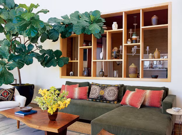 Phòng khách là nơi thể hiện gần như toàn bộ diện mạo và thẩm mỹ của ngôi nhà và phong cách, lối sống của gia chủ. Vì vậy, với một ngôi nhà thì việc trang trí phòng khách là việc cần thiết và quan trọng. Cây cảnh trang trí trong phòng khách phải hài hòa về màu sắc, hài hòa về bố cục và đáp ứng được thẩm mỹ cá nhân của gia chủ.