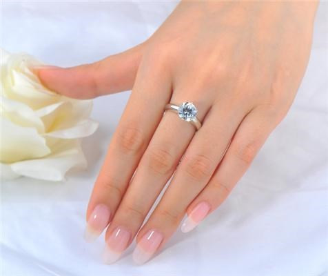 Đeo trang sức với dụng ý trang sức, khoe bày, tạo sự chú ý thì không hợp. Ảnh chỉ mang tính minh họa