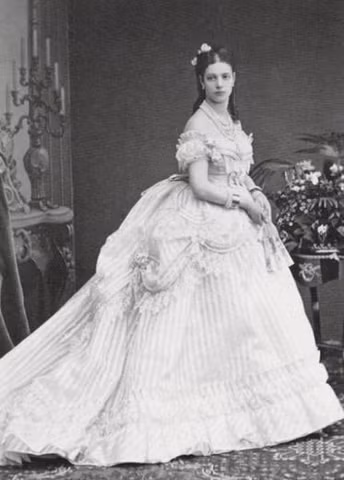 Maria Feodorovna (1847 – 1928) là công chúa Đan Mạch và Hoàng hậu của Nga, tức vợ của Sa hoàng Alexander III. Bà là con gái thứ hai của vua Christian IX của Đan Mạch và hoàng hậu Louise của Hesse-Cassel. (Ảnh: Internet).