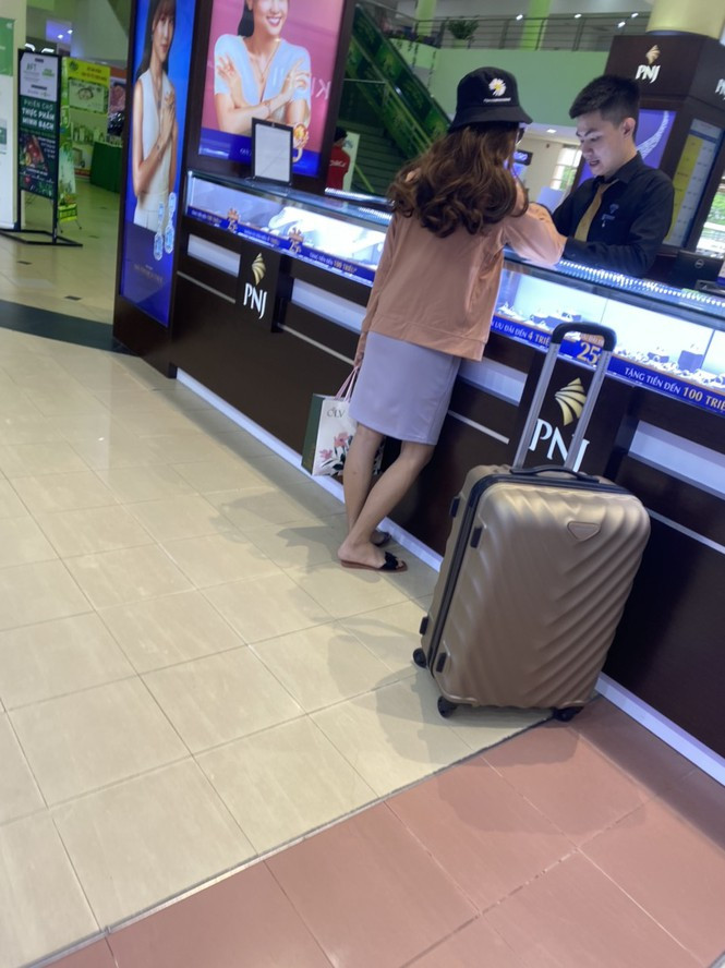 Một trinh sát chia sẻ: "Sau khi thay đổi trang phục, di chuyển qua vài điểm thì Thắng đến một tiệm kinh doanh nữ trang tại một siêu thị ở Q.Tân Bình, đang chuẩn bị mua nhẫn kim cương thì bị bắt. Việc sớm lọt lưới công an sau khi đã thay hình đổi dạng khiến đối tượng ngỡ ngàng".