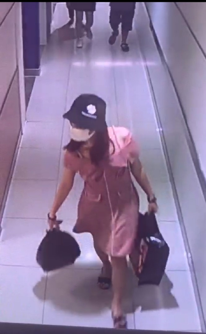 Quá bất ngờ nên các nhân viên không kịp có phản ứng kháng cự hay báo động, ngoài việc làm theo yêu cầu của đối tượng. Tên cướp cầm túi xách gom được khoảng 2,1 tỷ đồng, nhanh chóng bước ra ngoài, khóa trái cửa PGD rồi lên taxi chờ sẵn để tẩu thoát. Các nhân viên ngân hàng không thể ra ngoài tri hô báo động để người dân hỗ trợ ngăn chặn kẻ cướp.