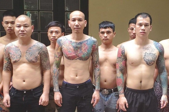 Luật sư Đặng Xuân Cường, Trưởng Ban Hình sự - Công ty Luật TAT Law firm cho biết: Với mức cao nhất của khung hình phạt lên tới 6 năm tù thì tội mà Lê Văn Phú bị khởi tố là tội nghiêm trọng. Trường hợp của bị can Lê Văn Phú rõ ràng thuộc trường hợp bị đánh giá có nhân rất xấu nên khó có khả năng áp dụng biện pháp cấm đi khỏi nơi cư trú thay thế cho biện pháp ngăn chặn tạm giam.