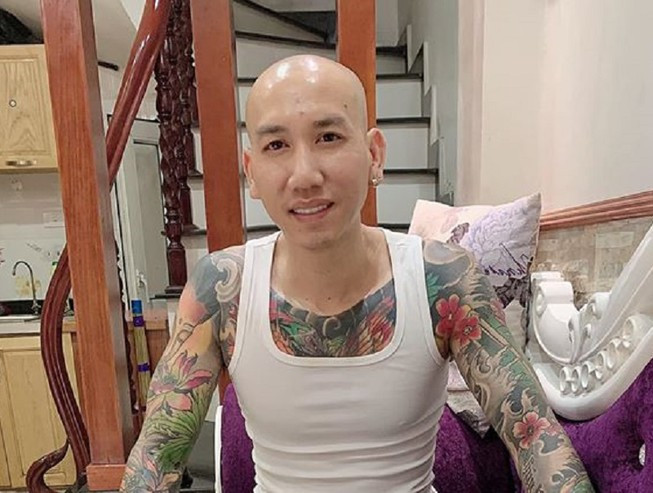 Theo hồ sơ công an, Phú Lê có 2 tiền án về tội Mua bán trái phép chất ma tuý và Gây rối trật tự công cộng. CQĐT Công an TP Hà Nội đang tiếp tục điều tra, xử lý các đối tượng theo quy định.