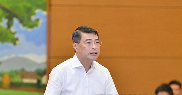 Ông Lê Minh Hưng sinh năm 1970. Quê quán: xã Sơn tân, huyện Hương sơn, tỉnh Hà tĩnh. Từ tháng 10/1993- 1/1998: Chuyên viên Phòng Quỹ Tiền tệ quốc tế, Vụ Quan hệ quốc tế, Ngân hàng Nhà nước Việt nam. Tham dự khóa học về kinh tế thị trường và phân tích tài chính của Quỹ Tiền tệ Quốc tế (IMF) tổ chức tại Trường Đại học Kinh tế Tài chính Thượng hải, Trung quốc (tháng 3-6/1996) và học Thạc sỹ về kinh tế tại trường Đại học Tổng hợp Saitama, Nhật bản (tháng 10/1996-9/1997).