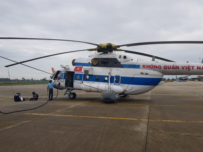 Trong sáng 14/10, 2 chiếc trực thăng của Sư đoàn 372 đã bay vào thủy điện Rào Trăng 3 để thị sát địa hình và thả hàng cứu trợ. (Ảnh TienPhong)