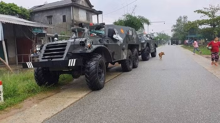 Xe bọc thép được huy động cho công tác cứu nạn.