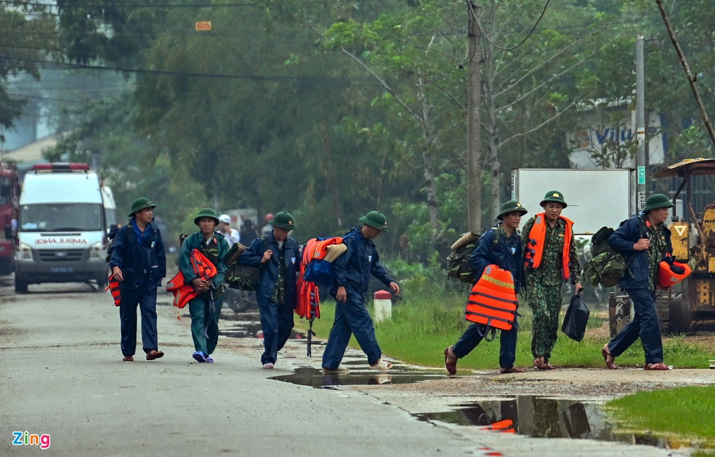 Các chiến sĩ được tăng cường vào hiện trường mang theo áo phao để bơi qua những đoạn ngầm, nước chảy xiết. (Ảnh Zing)