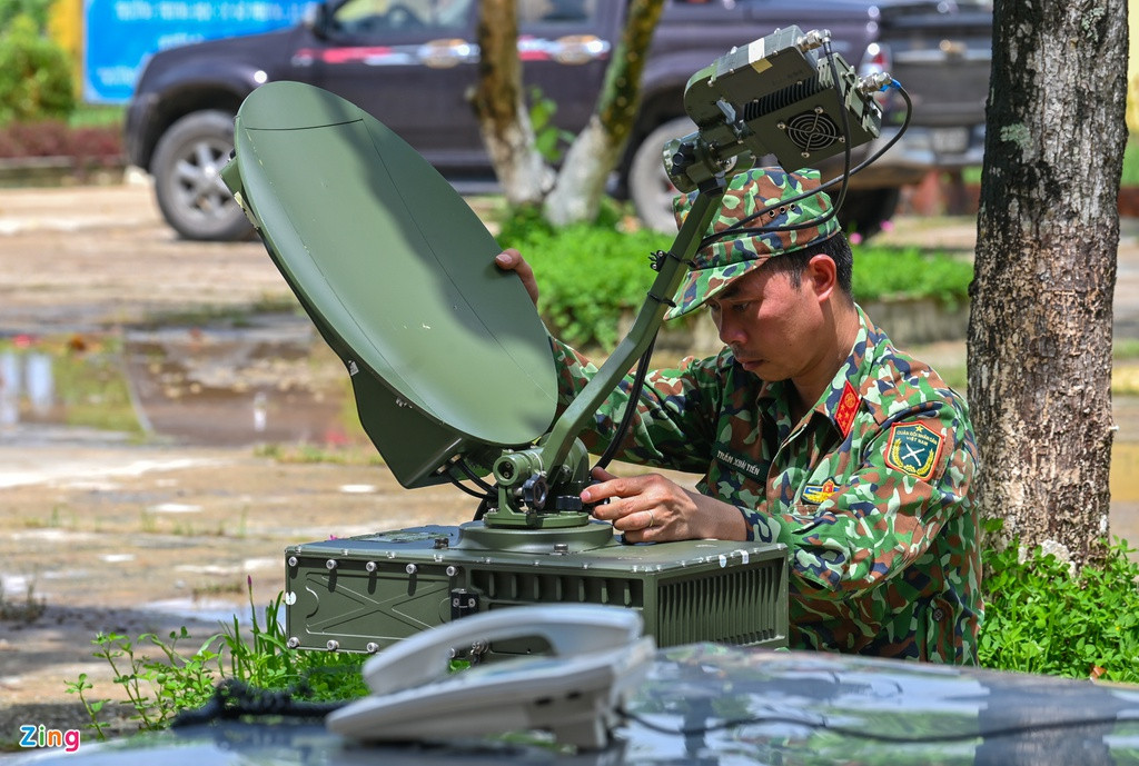 Bộ đội thông tin lắp đặt thiết bị liên lạc với các lực lượng tham gia ứng cứu. (Ảnh Zing)