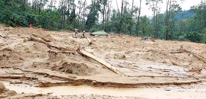 Hiện các đơn vị cứu nạn vẫn đang nỗ lực tìm kiếm 13 người mất tích, trong đó có Phó tư lệnh quân khu 4, 1 Chủ tịch huyện và các cán bộ, chiến sĩ khác.