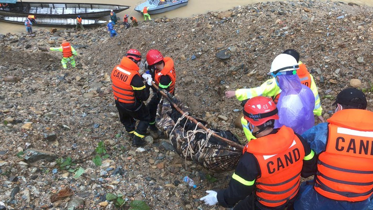 “Khi lực lượng cứu nạn tìm thấy thi thể của một công nhân nào đó, kết hợp với kết quả AND của người thân các công nhân, thì sẽ sớm có kết quả danh tính công nhân tử vong”, ông Định cho hay. Cũng theo ông Định, trong số 2 thi thể công nhân được tìm thấy ở hiện trường thủy điện Rào Trăng 3, có một nạn nhân đã xác định được danh tính là anh Lê Văn Lộc (SN 1995, trú xã Nam Nung, huyện Krong Nô, Đăk Nông). Hiện thi thể anh Lộc đã được bàn giao cho gia đình. 