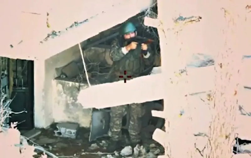 Trong một diễn biến khác, Bộ Quốc phòng Israel tuyên bố rằng gần đây, Lữ đoàn lính Dù dự bị số 55 của Israel, dưới sự chỉ huy của Sư đoàn 98, đã tiến hành các cuộc tấn công mặt đất có giới hạn, cục bộ và có mục tiêu dựa trên thông tin tình báo chính xác ở miền nam Lebanon. Ảnh: Sina.