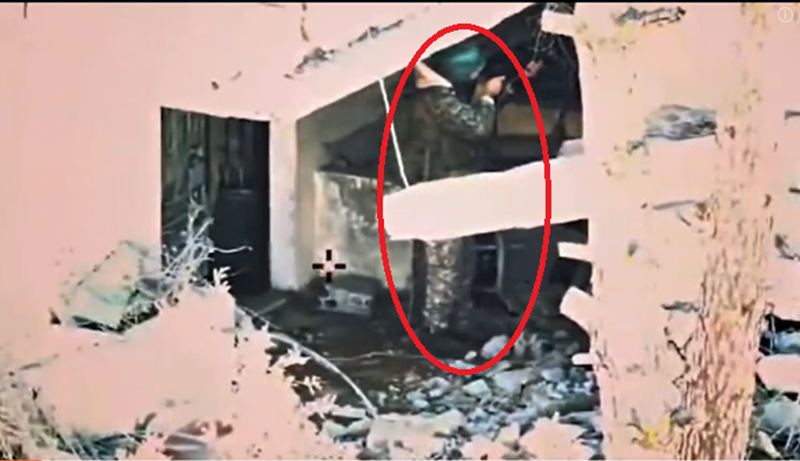 Trong cuộc tấn công, hai chiến binh từ lực lượng Radwan của Hezbollah, mang theo tên lửa RPG và súng trường, đã bắn vào Lực lượng Phòng vệ Israel từ bên trong một tòa nhà nhưng cuối cùng đã bị tiêu diệt. Ảnh: Chụp từ màn hình video.