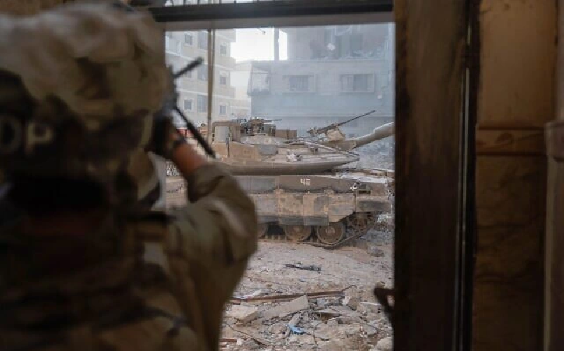 Ngày 22/10, Quân đội Israel báo cáo rằng Hezbollah đã bắn hàng chục quả đạn pháo vào miền bắc Israel, trong khi một cuộc tấn công bằng máy bay không người lái đã khiến một triệu người phải trú ẩn trong các boongke trong vòng một giờ. Báo cáo trận chiến đề cập rằng hai lính dự bị Israel đã thiệt mạng và ba người khác bị thương. Ảnh: Quân đội Israel.