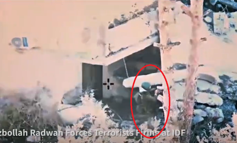 Lực lượng Phòng vệ Israel sau đó cũng công bố đoạn phim cho thấy hai chiến binh Hezbollah vẫn kiên trì giữ vị trí, bắn tên lửa và súng vào đối phương đến khi tử trận. Ảnh chụp từ màn hình video.