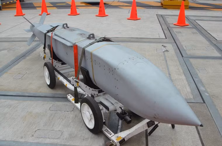 Kho vũ khí cho chiến đấu cơ của Singapore cũng nổi bật với loại bom lượn tiên tiến hàng đầu thế giới AGM-154A-1/C JSOW. Loại bom này có giá tới 282.000 USD/quả, tầm bay (nếu phóng ở trần bay cao) lên tới 130km, độ chính xác tấn công mục tiêu cực cao.