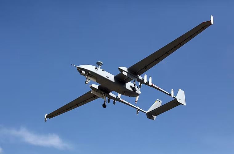 Singapore là quốc gia khá mạnh trong trang bị máy bay do thám không người lái. Nước này có hơn 100 chiếc UAV trinh sát lớn, nhỏ do Israel sản xuất, nhiều hơn bất kỳ quốc gia Đông Nam Á nào khác. Nổi bật trong số đó là máy bay do thám không người lái tầm trung IAI Heron có tầm bay tới 350km, trần bay 10.000m.