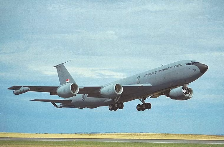Singapore là một trong 5 quốc gia duy nhất trên thế giới sở hữu máy bay tiếp dầu trên không cỡ lớn KC-135 của Mỹ. Máy bay có khả năng mang tới 90,7 tấn nhiên liệu, tầm bay 2.419km. Với KC-135, chiến đấu cơ Singapore tăng đáng kể tầm bay trong tác chiến.