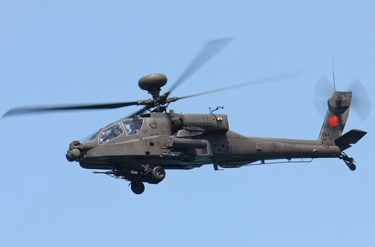 Trực thăng chiến đấu mạnh nhất Đông Nam Á AH-64D Aapache Longbow của Singapore. Tuy hỏa lực của AH-64D không mạnh hơn nhiều so với Mi-35M của Indonesia và Myanmar, nhưng hệ thống điện tử của nó thì vượt trội với radar điều khiển sóng mm AN/APG-78.