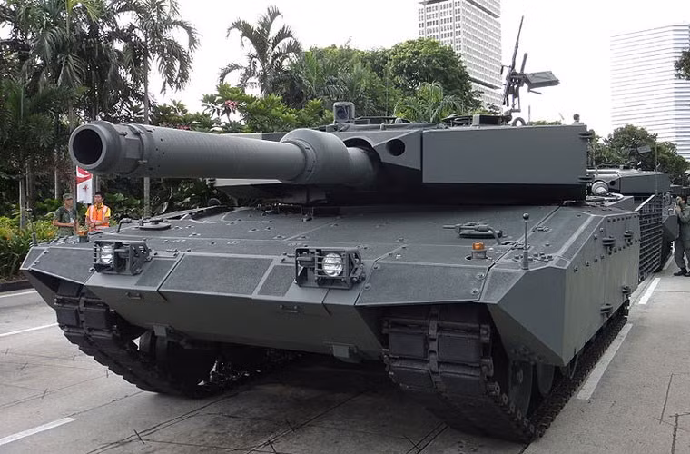Trong ảnh là xe tăng chiến đấu chủ lực Leopard 2SG (Đức) hiện đại hàng đầu Đông Nam Á của Lục quân Singapore. Đây là biến thể cải tiến từ dòng Leopard 2A4 trang bị module giáp tổng hợp AMAP (dùng vật liệu gốm na nô và hợp kim thép – titan). Loại giáp này cho phép bảo vệ xe trước mọi mối nguy hiểm từ hỏa lực chống tăng, thiết bị nổ tự tạo.