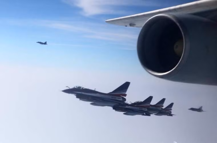 Ảnh ba chiếc J-10 được chụp từ máy bay Il-76MD.