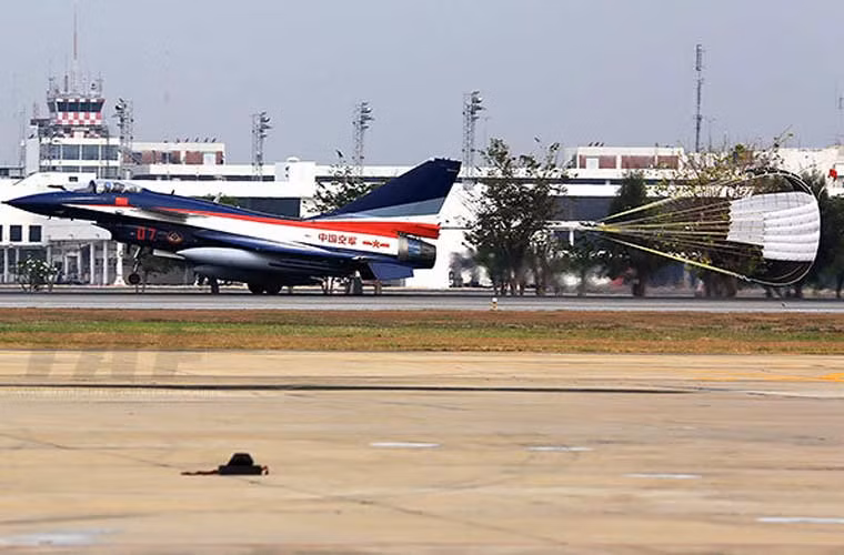 Tiêm kích J-10 của Phi đội Bát Nhất hạ cánh xuống sân bay Thái Lan.