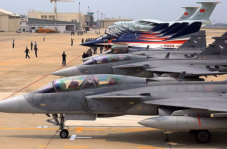 Dàn tiêm kích JAS-39 Gripen D, J-10 và vận tải cơ Il-76 xếp thành hàng dài trên sân bay Thái Lan.