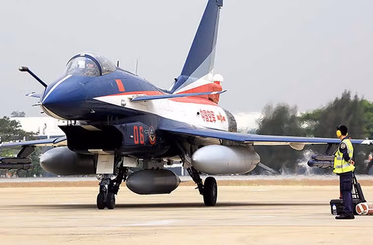 Tiêm kích J-10 đang lăn vào bãi đỗ.