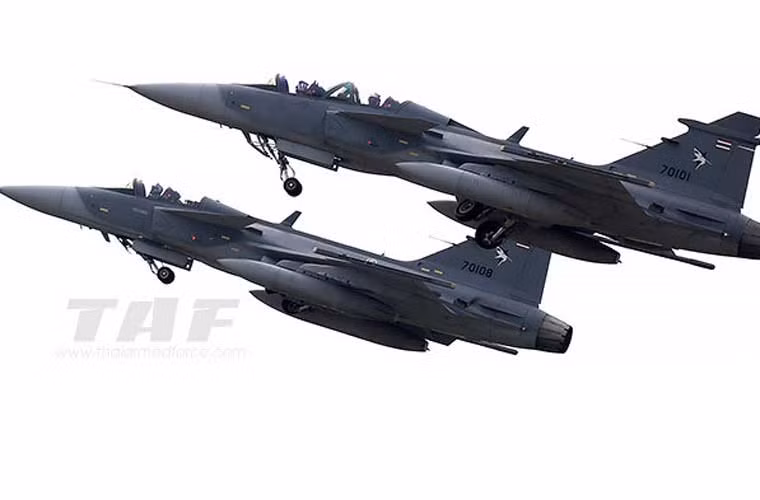JAS-39 Gripen D là biến thể 2 chỗ ngồi của dòng tiêm kích đa năng hạng nhẹ JAS-39 Gripen do hãng Saab Thụy Điển sản xuất. Đây được xem là loại tiêm kích đa năng hiện đại nhất Không quân Thái Lan hiện nay. RTAF có trong biên chế 12 chiếc gồm 8 JAS-39C (một chỗ ngồi) và 4 JAS-39D (2 chỗ ngồi).