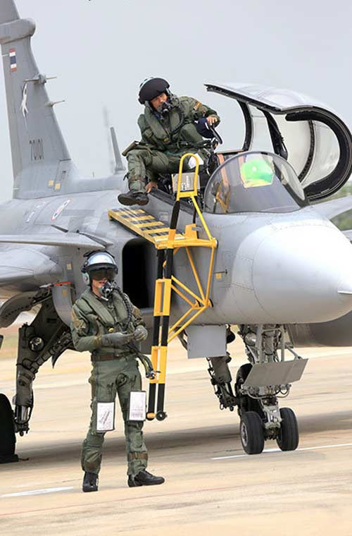 Còn đây là hai phi công chiếc tiêm kích đa năng JAS-39 Gripen D của Không quân Hoàng gia Thái Lan.