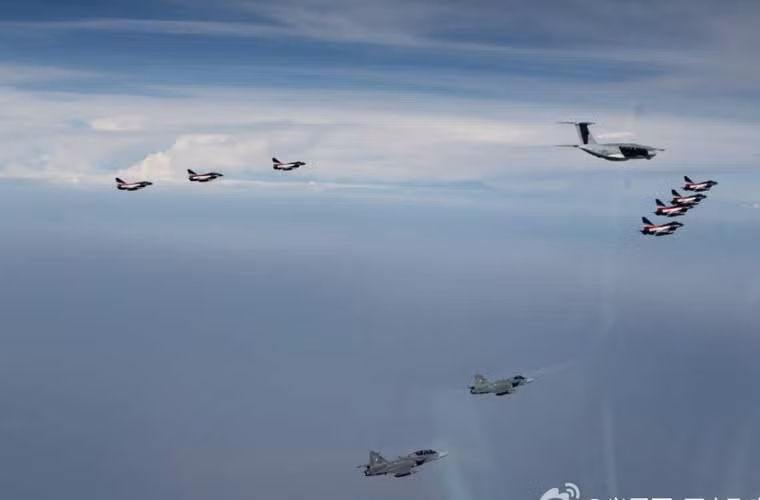 Đây được xem là màn chào hỏi xã giao, chào mừng phi đội Bát Nhất tới Thái Lan, biểu hiện cho tinh thần đoàn kết, hợp tác giữa hai nước. Trong ảnh, hai tiêm kích JAS-39 và bốn J-10 bay bên phải, bên trái là ba chiếc J-10, dẫn đầu đoàn bay là một máy bay vận tải Il-76MD chở đội hậu cần.