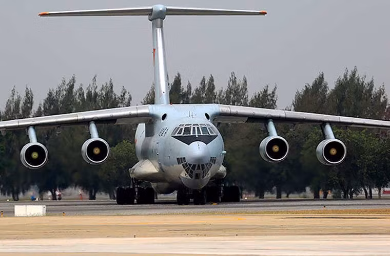 Máy bay vận tải Il-76MD làm nhiệm vụ hậu cần kĩ thuật cho phi đội J-10 bay biểu diễn ở Malaysia.