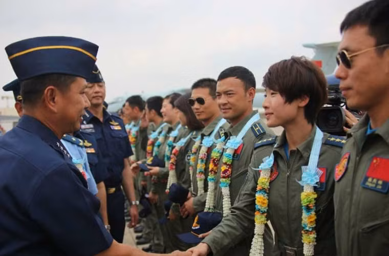 Tướng chỉ huy Không quân Thái Lan bắt tay xã giao phi công tiêm kích J-10 Trung Quốc.