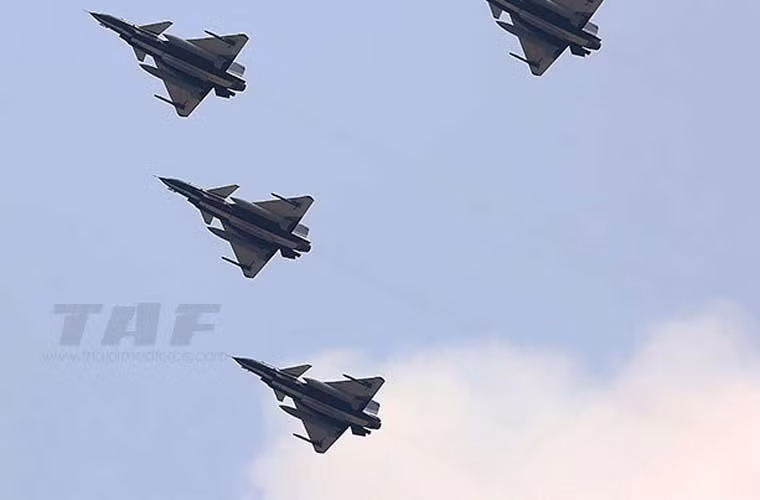 Biên đội bốn tiêm kích J-10 chụp từ dưới sân bay Thái Lan.