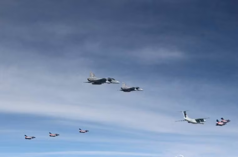 Phi đội Bát Nhất gồm 7 chiếc J-10 và một máy bay Il-76MD sẽ quá cảnh xuống một sân bay Thái Lan trong hành trình bày dài từ Malaysia về Trung Quốc.