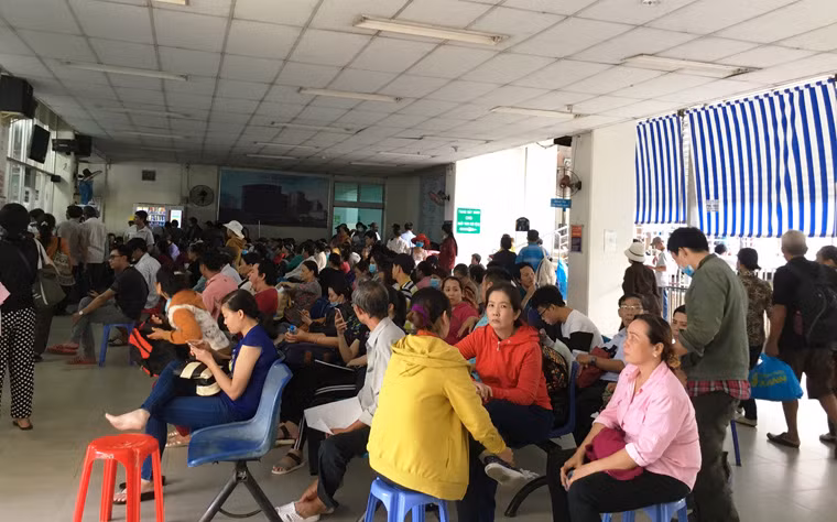Cảnh tượng rất đông bệnh nhân thường thấy ở Bệnh viện Nhi đồng 1 (quận 10) và viện Nhi đồng 2 (quận 1) và bệnh viện Nhi đồng TP (huyện Bình Chánh) TP HCM để khám bệnh. 