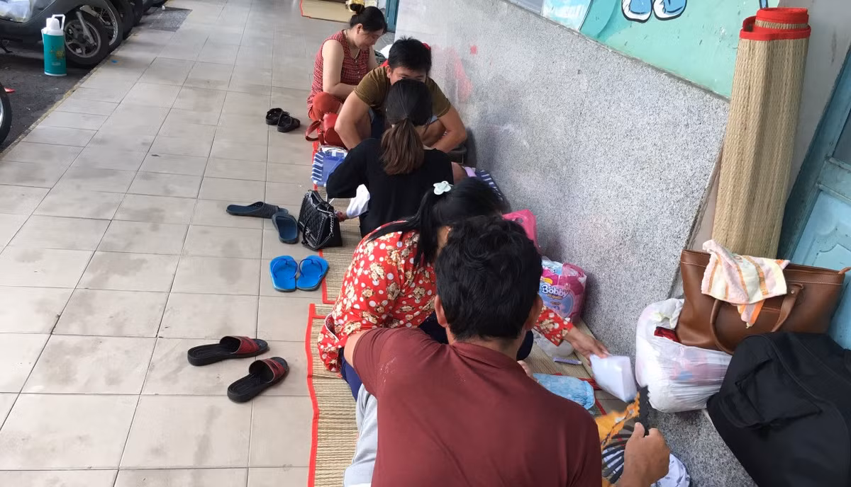 Nhiều cặp vợ chồng phải bỏ cả công việc làm ăn để thay phiên nhau chăm sóc con mắc bệnh phải nhập viện điều trị và hành lang là nơi họ ăn, ngủ - nghỉ.