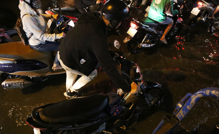 Người dân vô cùng khốn đốn lội nước trong thảm cảnh kẹt xe kinh hoàng.