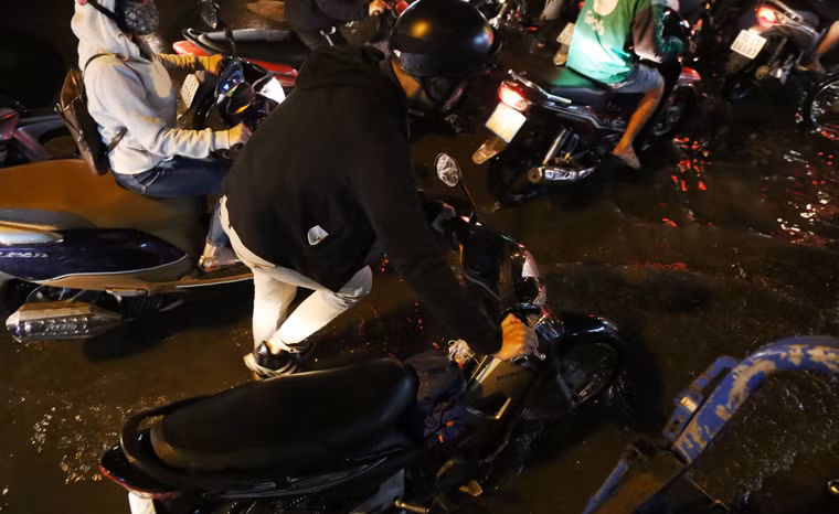 Người dân vô cùng khốn đốn lội nước trong thảm cảnh kẹt xe kinh hoàng.