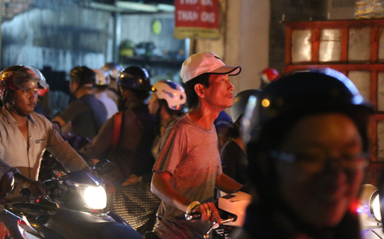 "Chắc chắn là người dân luôn mong nhà nước dùng tiền ngân sách để đầu tư hạ tầng giao thông, thoát nước; xây bệnh viện, trường học để giải quyết tình trạng quá tải, kẹt xe, ngập nước như cảnh tượng dân chúng hầu như đều đối mặt như tối nay", ông Chiến, một người dân ngụ quận Bình Thạnh, bày tỏ.