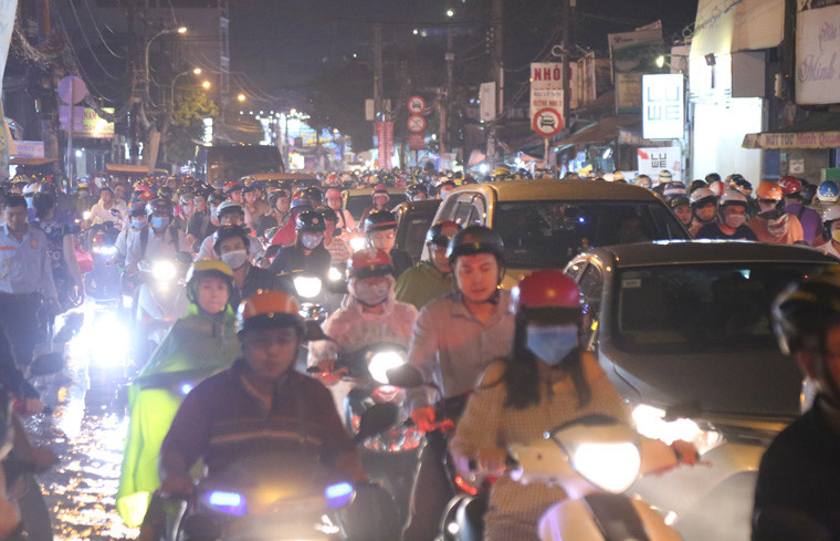 Theo ghi nhận của PV Kiến Thức, đến 20h ngày 11/10, tuyến đương Ung Văn Khiếm nối với với đường Nguyễn Xí dẫn về bến xe Miền Đông (quận Bình Thạnh, TP. HCM) vẫn còn ùn tắc nghiêm trọng ở cả hai chiều.