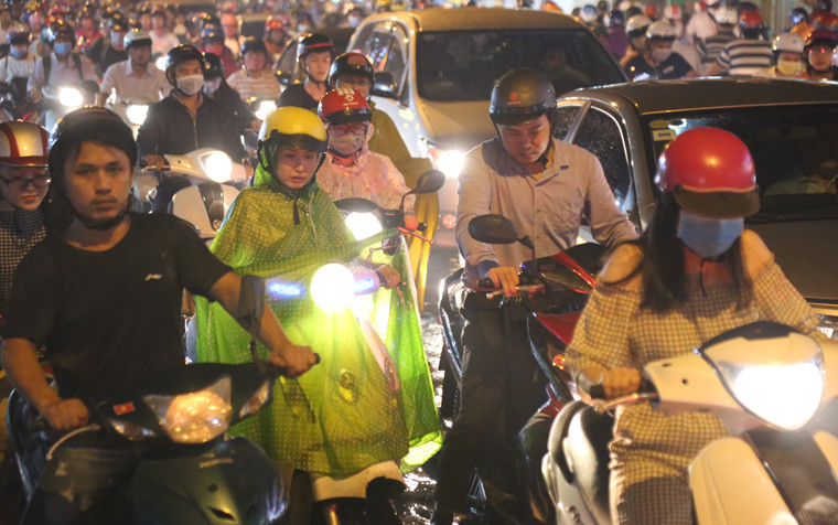 Trước đó, chiều cùng ngày cơn mưa xuất hiện trên nhiều quận huyện của TP.HCM không những làm ngập nước mà còn gây kẹt xe nhiều tuyến đường. 